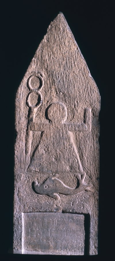 00357 Stela wotywna przedstawiająca Tanit, boginię Kartaginy, trzymającą kaduceusza z delfinem i napisem poniżej, Fenicjanin, z Tophet El-Horfa, Algieria, II-I w. p.n.e. (wapień) autorstwa Unbekannt