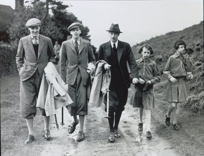10. książę z czwórką dzieci, Billym, Andrew, Anne i Elizabeth w opactwie Bolton, ok. 1938 (zdjęcie czarno-białe) autorstwa William M. Timlin
