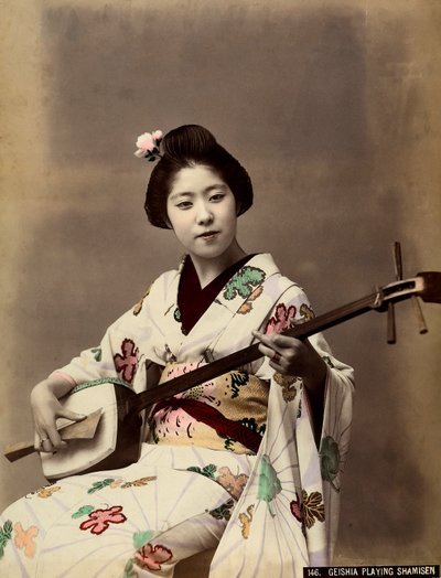 Gejsza grająca na shamisen (kolorowe zdjęcie) autorstwa Unbekannter Künstler