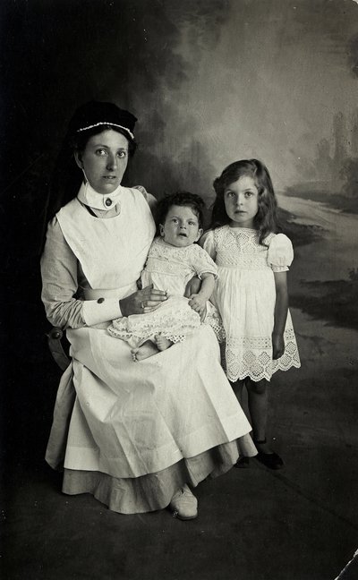 „Pielęgniarka” pozująca z dziećmi w latach dwudziestych. autorstwa William M. Timlin