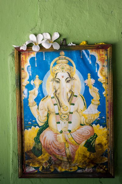 Obraz przedstawiający Ganesha, bóstwo z głową słonia, na ścianie świątyni we wsi Kovil w Tirukovil na Sri Lance. 29 maja 2010r. (zdjęcie) autorstwa Unbekannt