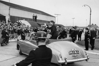 Po inspekcji honorowej gwardii marynarki wojennej na londyńskim lotnisku prezydent Kennedy i pan Macmillan odjeżdżają otwartym samochodem. autorstwa Unbekannt