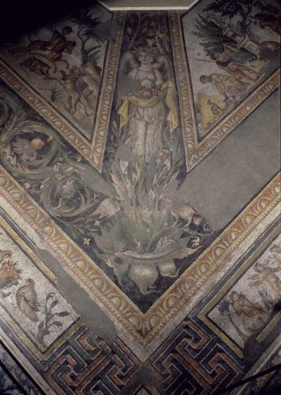 Alegoryczna figura jesieni, fragment mozaiki chodnika przedstawiający pory roku i sceny polowań, z willi Konstantyna w Daphne, rzymskie, ok. 325-330 ne (mozaika z marmuru, wapienia i szkła) autorstwa Unbekannt