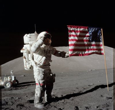 Astronauta Eugene A. Cernan, dowódca misji Apollo 17, jest sfotografowany obok rozłożonej flagi Stanów Zjednoczonych podczas aktywności pozawozowej na powierzchni Księżyca (EVA) na lądowisku Taurus-Littrow. Najwyższa część flagi wydaje się wskazywać na nas autorstwa Unbekannt