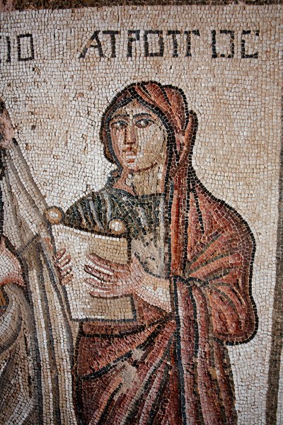 Atropos - Jeden z trzech Losów przedstawionych za pomocą otwartego zwoju, na którym wpisane było życie Achillesa - Szczegół z panelu przedstawiający pierwszą kąpiel Achillesa - Mozaiki Pafos, Willa Tezeusza, V wiek naszej ery - Cypr - Reprezentacja Atropos autorstwa Unbekannt