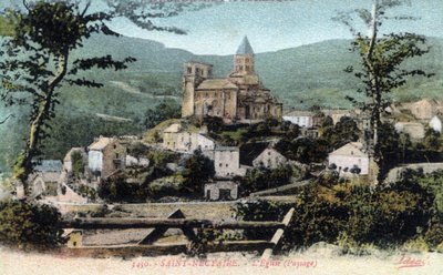 Auvergne, Puy-de-Dome (63), Saint Nectaire (Saint-Nectaire): widok na wieś i kościół, koniec XIX-pocz. XX w. - Pocztówka autorstwa William M. Timlin