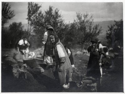 Półwysep Bałkański: Kobiety przed garnkiem na ogniu - Pocztówka 1914-1918 autorstwa William M. Timlin