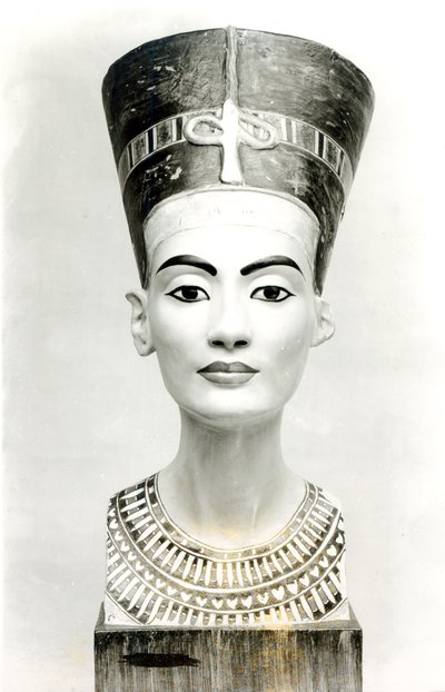 Popiersie królowej Nefretete, widok z przodu, kopia popiersia w Muzeum Aegyptisches, SMPK, Berlin (malowany wapień) (zdjęcie czarno-białe) (zob. też 114018-20) autorstwa Unbekannt