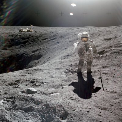Charles M. Duke, Jr., pilot modułu księżycowego misji Apollo 16, zbierający próbki księżycowe na krawędzi krateru Plum, kwiecień 1972 (zdjęcie) autorstwa Unbekannt