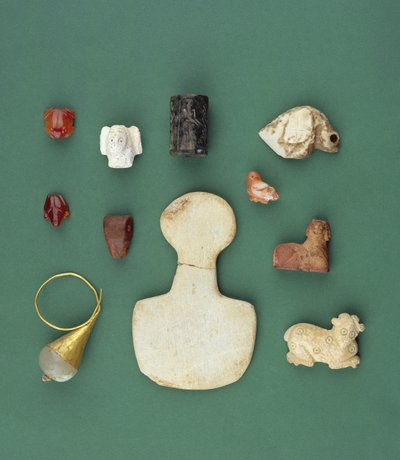Kolekcja obiektów ze wschodniego wybrzeża Morza Śródziemnego, w tym amulet sępa sumeryjskiego, akadyjska serpentynowa pieczęć i mezopotamska żaba karneolowa, z lat 3300-2000 p.n.e. autorstwa Unbekannt