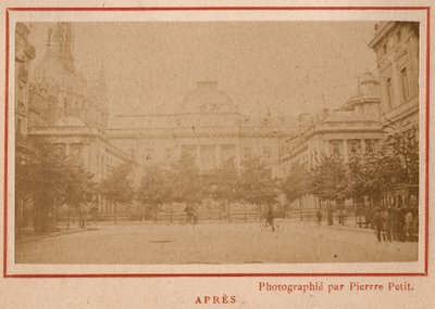 Commune de Paris (1871): widok Pałacu Sprawiedliwości w Paryżu po jego pożarze w maju 1871. Zdjęcie Pierre