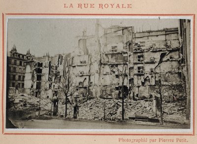 Commune de Paris (1871): widok ruin przy Rue Royale w Paryżu w maju 1871. Zdjęcie Pierre