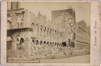 Commune de Paris: widok ruin Ministerstwa Finansów w Paryżu w maju 1871 r. Fot. J.R. Dim. 16,3X10,8 cm autorstwa Unbekannt