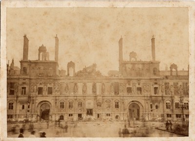 Gmina Paryska (1871): widok pożaru ratusza w maju 1871 r. Anonimowa fotografia, odbitka na tekturze wym. 15x10 cm autorstwa Unbekannt