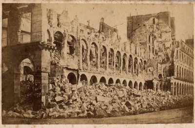 Gmina Paryska (1871): widok Ministerstwa Finansów po pożarze maja 1871. Fotografia. Druk na kartonie Wym. 10x6,9 cm autorstwa Unbekannt