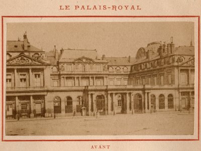 Komuna Paryska (1871): widok Palais-Royal (Palais Royal) w Paryżu przed pożarem w maju 1871. Zdjęcie Pierre Pepetit. Druk na kartonie, wym. 9x5,4 cm autorstwa Unbekannt