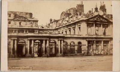 Komuna Paryska (1871): widok Palais-Royal po pożarze w maju 1871. Zdjęcia anonimowe. Druk na kartonie Wym. 10x6,9 cm autorstwa Unbekannt