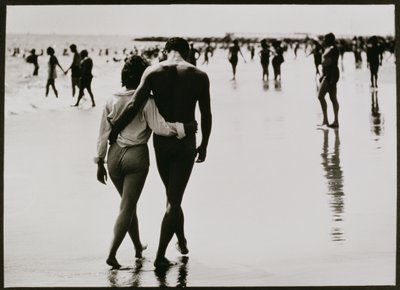 Para spacerująca po wodzie na Coney Island, Nowy Jork, bez tytułu 46, ok. 1953-64 (zdjęcie czarno-białe) autorstwa Unbekannter Künstler
