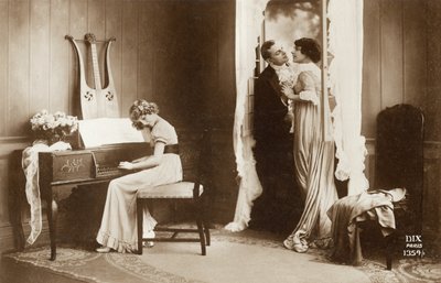 Para zalotów i młoda dziewczyna grająca na pianinie, Paryż, ok. 1920 r. (pocztówka) autorstwa Unbekannter Künstler