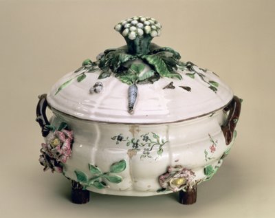Waza nakryta, ozdobiona nanoszonym ornamentem z kwiatów i warzyw, Johan Ludwig Eberhard Ehrenreich (1722-1803), Marieberg, k. XVIII w. (ceramika) autorstwa Unbekannt
