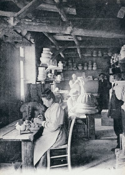 Rzemieślnicy przy wyrobie ceramiki artystycznej Vallauris, ok. 1900, pocztówka, Francja, XX w. autorstwa William M. Timlin