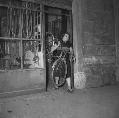 Rowerzysta Alfonsina Strada (Alfonsa Rosa Maria Morini) wychodząca ze sklepu na ulicy Varesina 80, Mediolan, Włochy autorstwa Unbekannter Künstler