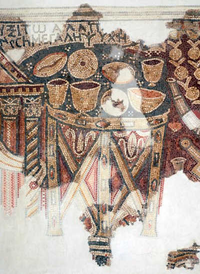 Fragment mozaikowej podłogi przedstawiający stół ofiarny z filiżankami, miskami i bochenkami chleba z synagogi Samarytan w El-Khirbe, Zachodni Brzeg, IV wne (mozaika) autorstwa Unbekannt