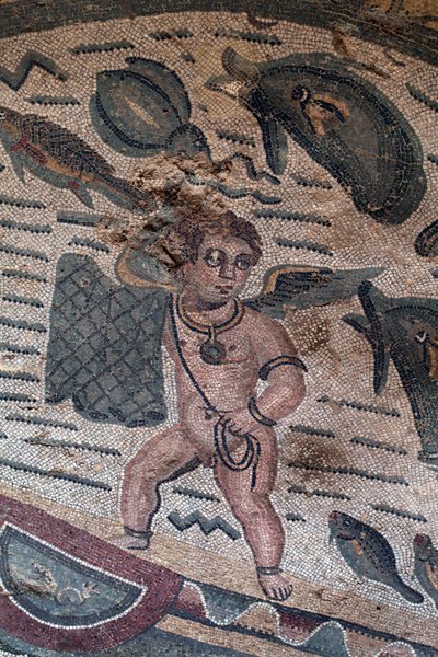 Szczegóły mozaiki rybackiej Putti. Rybołówstwo sieciowe. III - IV wiek. Rzymska willa Casale, Sycylia. UNESCO. autorstwa William M. Timlin