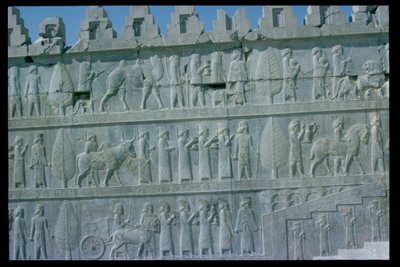 Fragment płaskorzeźbionego fryzu na wschodnich schodach prowadzących do Apadany (sali audiencyjnej) przedstawiający delegatów z podległych ziem imperium niosących hojne prezenty na ceremonię, okres achemeński, ok. 515 r. p.n.e. (wapień) (szczegóły patrz 11 autorstwa Unbekannt