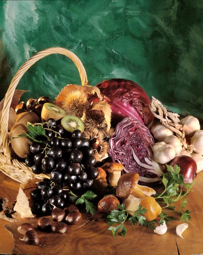 Dieta: martwa natura z czarnych winogron, czosnku, cebuli, ząbków czosnku, pietruszki, grzybów, kasztanów, kiwi i czerwonej kapusty. autorstwa William M. Timlin