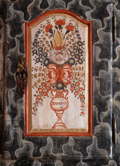 Drzwi ręcznie wykonanej drewnianej szafki z ręcznie malowaną dekoracją kwiatową, San Giovanni, Trentino-Alto Adige, Włochy, Szczegół autorstwa William M. Timlin