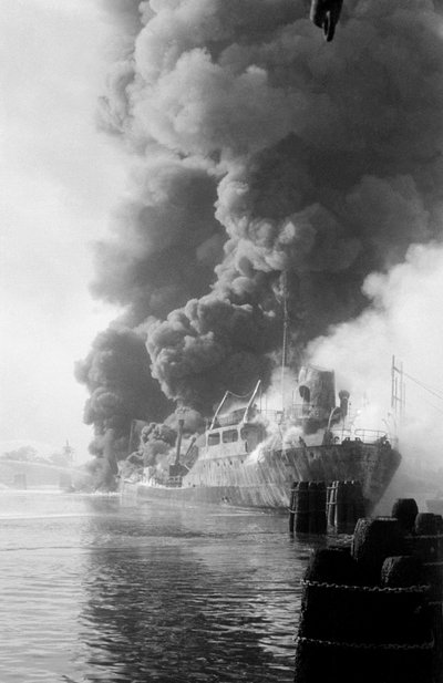 EKSPLOZJA TANKOWNICY "" ROSARIO PELLEGRINO "" W PORTO MARGHERA, Wenecja - 1960 autorstwa Unbekannt