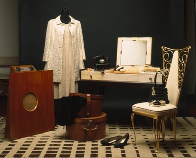 Moda i meble lat 20-tych (Annees folles): angielskie radio Murphy 146, meble łazienkowe z ebene makassar (makassar) i pergaminu Dominique, siedzisko z białej skóry i kute żelazo, telefon stołowy Monofon elektryczny inc Stany Zjednoczone. autorstwa Unbekannt