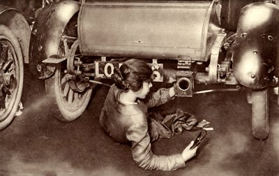 Kobieta mechanik podczas 1 wojny światowej autorstwa Unbekannter Künstler