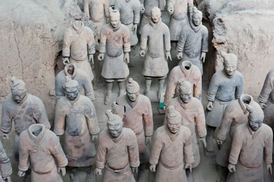 Pierwszy dół; stojące postacie wojowników; Mauzoleum cesarza Qin Shi Huanga; Armia Terakotowa; Xi