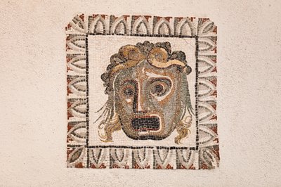 Mozaika podłogowa z I wieku pne przedstawiająca maskę Dionizosa, z rzymskiej willi w pobliżu via Ruffinella w Rzymie, muzeum narodowe w Rzymie (museo nazionale romano), Rzym, Włochy autorstwa Unbekannter Künstler
