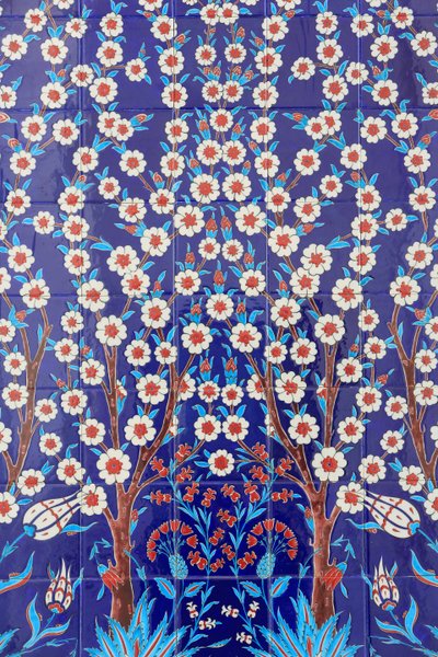 Kwiaty. Jeden z 80 paneli Iznikpanels - bogato zdobionych płytek ceramicznych popularnych w XVI wieku - które są charakterystyczne dla budynków cesarskich i sakralnych Stambułu. Meczet Szejka Zayeda. 1995. Emirat Abu Zabi autorstwa Unbekannt
