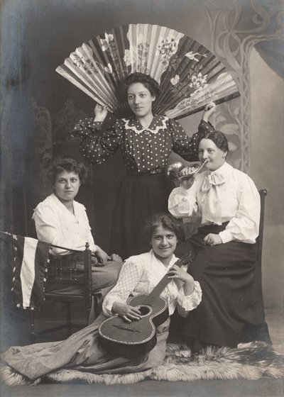 Cztery damy z trąbką, gitarą i wachlarzem, Francja, ok. 1920 r. (zdjęcie czarno-białe) autorstwa Unbekannter Künstler