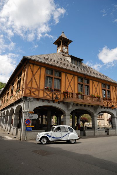 Francja, Arreau, Citroen 2CV na drodze obok średniowiecznego zadaszonego targu (zdjęcie) autorstwa Unbekannter Künstler