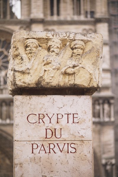 Francja, Paryż, napis Crypte du Parvis w krypcie archeologicznej, na Ile de la Cite, kamień z napisem i rzeźbami. autorstwa Unbekannt
