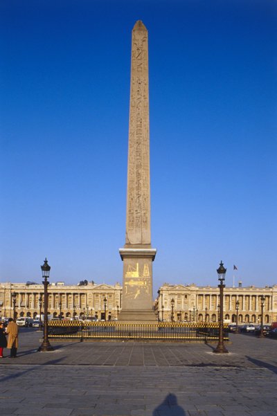 Francja, Paryż, Obelisk Luksorski na Place de la Concorde, egipski obelisk górujący nad budynkiem pokryty złoconymi hieroglifami. autorstwa Unbekannt