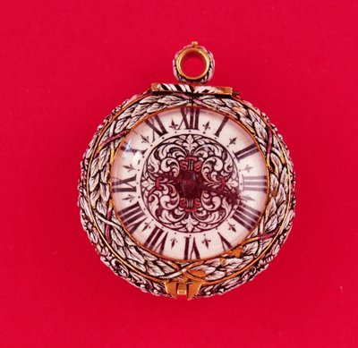 Francuski zegarek kieszonkowy ze złotą kopertą emaliowaną płaskorzeźbą z białymi kwiatami i liśćmi z czarnymi znaczeniami, firmy Goullons, ok. 1650 (patrz także 66858) autorstwa Unbekannt