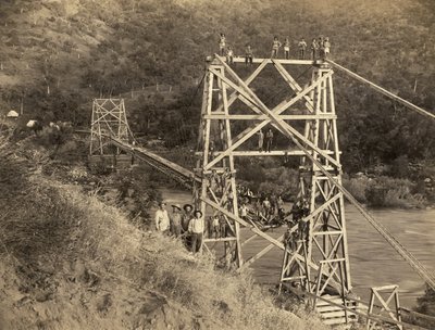 Fresno, Kalifornia: 1890 To zdjęcie autorstwa C.C. Curtis pokazuje most Smith and Moore nad rzeką Kings, który jest częścią koryta zbudowanego przez Hirama T. Smitha i Austina D.Moore