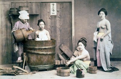 Kąpiel gejszy, ok. 1880 r. (zdjęcie ręcznie kolorowane) autorstwa Unbekannter Künstler