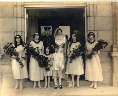 Grupowe zdjęcie ślubne Lady Maud Cavendish i Captain Macintosh autorstwa William M. Timlin