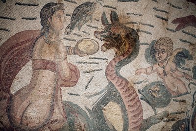 Sala Ariona. Scena morska. Stworzenia morskie. Nereides i trytony. III - IV wiek. Rzymska willa Casale, Sycylia. UNESCO. autorstwa William M. Timlin