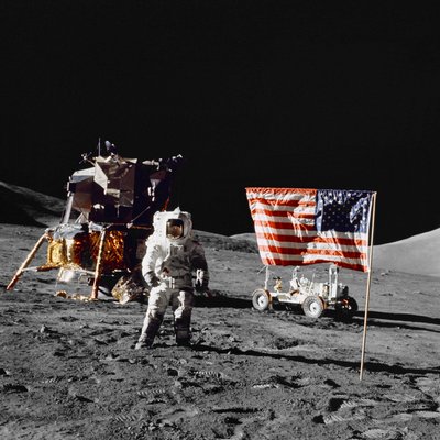 Harrison H Schmitt na powierzchni Księżyca podczas misji lądowania Apollo 17 autorstwa Unbekannt