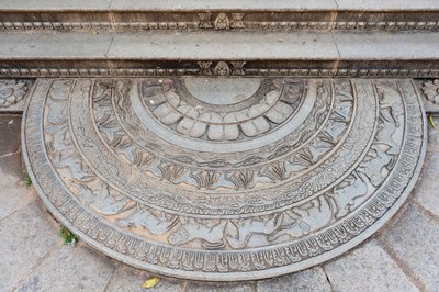 Historyczny relief w kamieniu; kamień ozdobny ozdobiony zwierzętami u podstawy schodów; kamień księżycowy w Jaya Sri Maha Bodhi; Anuradhapura; Sri Lanka; Azja autorstwa Unbekannt