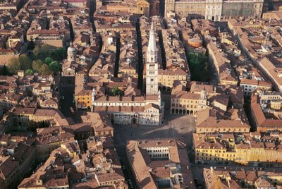 Włochy, Emilia Romagna, Modena, widok z lotu ptaka na miasto z katedrą autorstwa Benjamin Baud