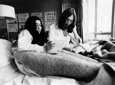 John Lennon i Yoko Ono w hotelu Hilton w Amsterdamie, 25 marca 1969 (zdjęcie czarno-białe) autorstwa Unbekannt